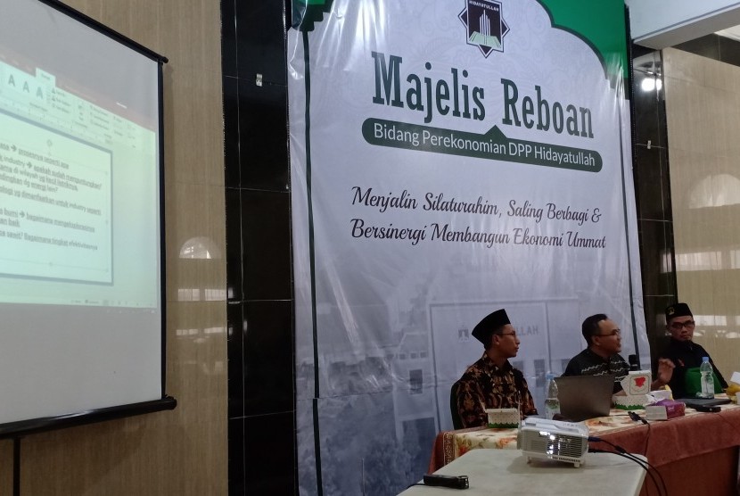 Majelis Reboan Hidayatullah membahas energi baru dan terbarukan.