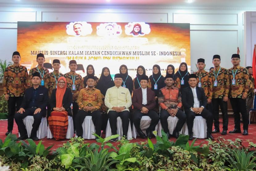Majelis Sinergi Kalam (MASIKA)-ICMI  mengukuhkan kepengurusan Perwakilan Wilayah (PW)  Bengkulu periode 2022-2025 sekaligus meluncurkan program Leadership Short Course (LSC) Mundzirul Qaum Angkatan 1, di Balai Raya Semarak Bengkulu, Senin (29/8/2022).