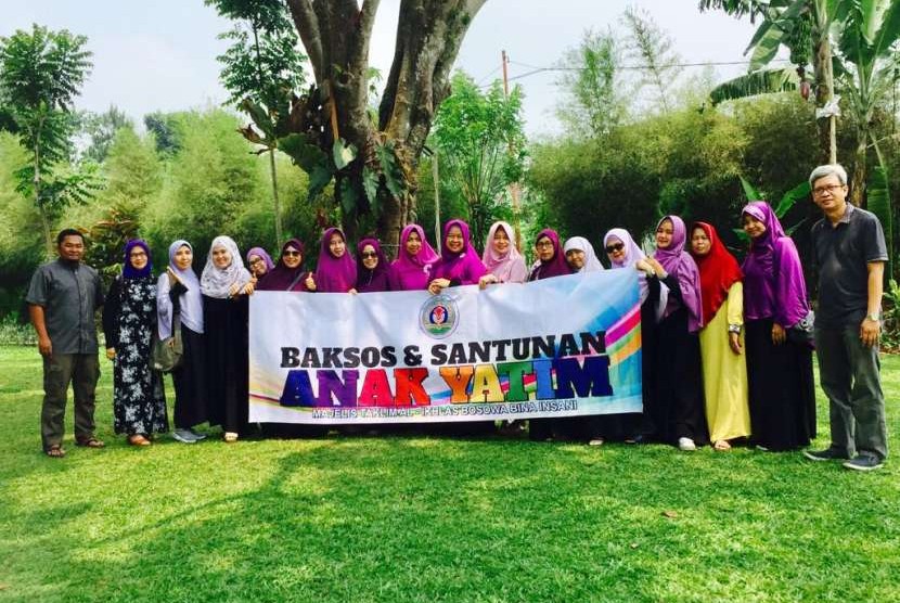 Majelis Taklim Al Ikhlas Bosowa Bina Insani melaksanakan baksos dan santunan anak yatim di Yayasan Siti Noerzoer, Bogor, Jawa Barat.