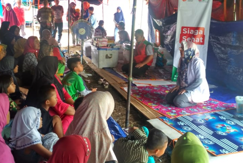 Majelis Taklim Telkomsel bersama Rumah Zakat bantu korban longsor Tasikmalaya.