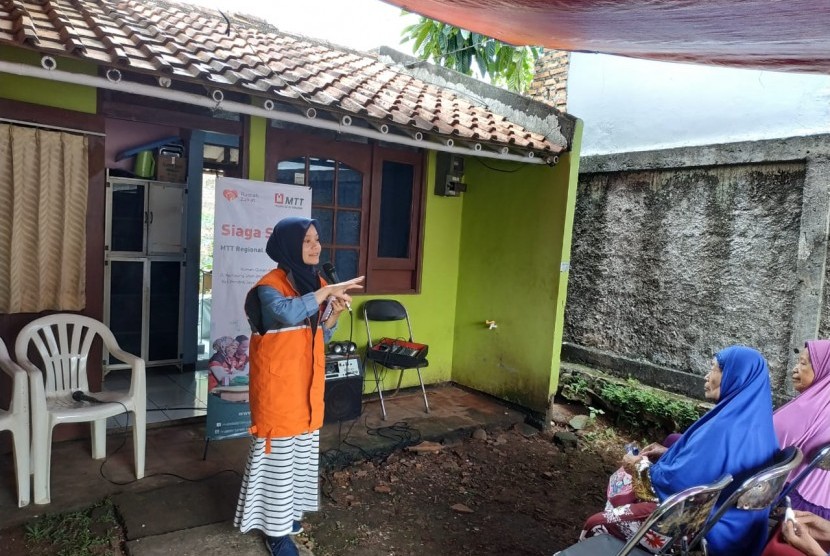 Majelis Taklim Telkomsel menggandeng Rumah Zakat menggelar Siaga Sehat di Rumah Quran AsySyafaat, Pondok Jaya, Cipayung, Depok (30/3). 