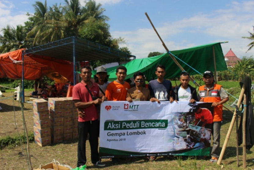 Majelis Taklim Telkomsel (MTT) bekerja sama dengan Rumah Zakat memberikan bantuan ke korban gempa Lombok.