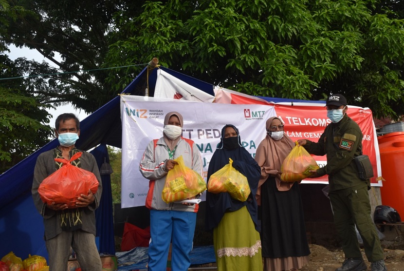  Majelis Telkomsel Taqwa (MTT) Regional Sulawesi menggandeng laznas Wahdah Inspirasi Zakat (WIZ) mendistribusikan paket bantuan ke lokasi-lokasi pengungsian di Sulawesi Barat, khususnya di Kota Mamuju.