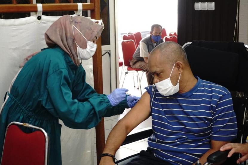 Majelis Ulama Indonesia (MUI), Badan Amil Zakat Nasional (Baznas) dan Dinas Kesehatan Kota Bandung mendorong percepatan vaksinasi Covid-19 dengan menggelar vaksinasi sejak Kamis (28/10) hingga Ahad (30/10) di Masjid Pusdai. Total 5.000 dosis vaksin Pfizer disiapkan untuk masyarakat.