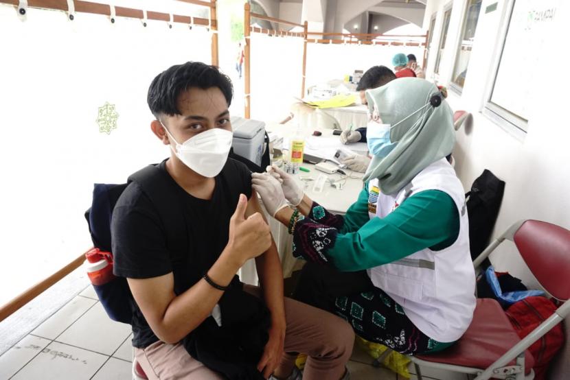 Majelis Ulama Indonesia (MUI), Badan Amil Zakat Nasional (Baznas) dan Dinas Kesehatan Kota Bandung mendorong percepatan vaksinasi Covid-19 dengan menggelar vaksinasi sejak Kamis (28/10) hingga Ahad (30/10) di Masjid Pusdai. Total 5.000 dosis vaksin Pfizer disiapkan untuk masyarakat. 