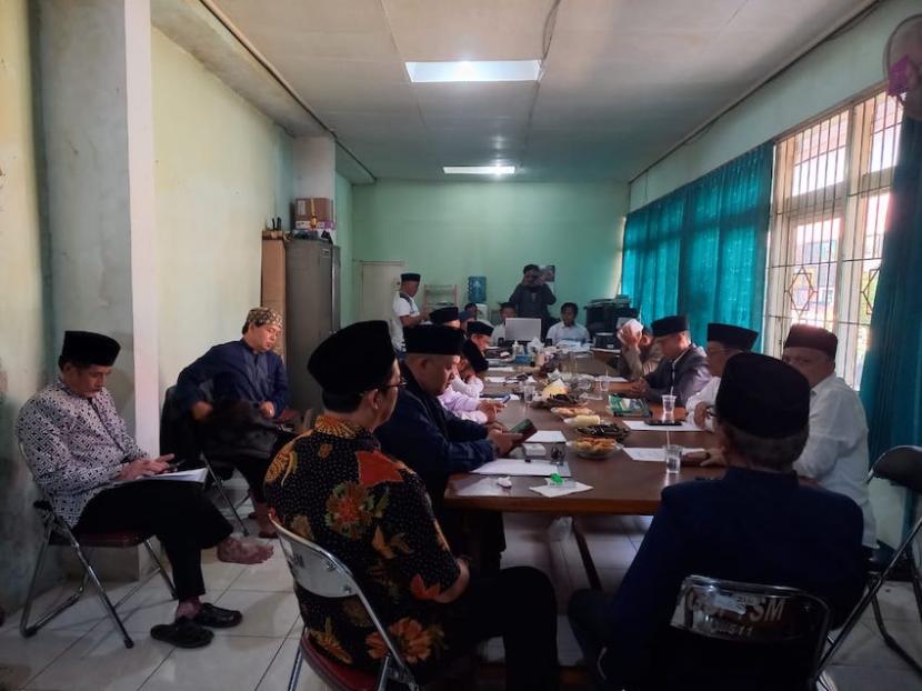 Majelis Ulama Indonesia (MUI) Kota Tasikmalaya menggelar musyawarah di Sekretariat MUI Kota Tasikmalaya, Selasa (1/8/2023), untuk menyikapi kehadiran dan pernyataan KH Ate Mushodiq dalam acara Al-Zaytun.