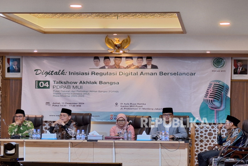 Majelis Ulama Indonesia (MUI) menggelar acara bincang-bincang bertema Inisiasi Regulasi Digital Aman Berselancar Internet di Kantor MUI Pusat, Jakarta, Jumat (13/12/2024).