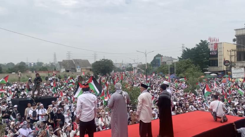 Majelis Ulama Indonesia (MUI) menginisiasi aksi damai Depok membela Palestina. Aksi tersebut digelar di jalan Boulevard Grand Depok City, Depok.