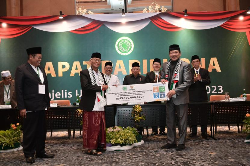 Majelis Ulama Indonesia (MUI) menyalurkan infak kemanusiaan untuk membantu rakyat Palestina melalui Badan Amil Zakat Nasional (BAZNAS) RI, senilai Rp 23 miliar (Jumat, 17/11/2023),