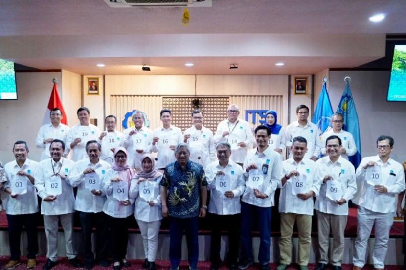 Majelis Wali Amanat (MWA) Institut Teknologi Sepuluh Nopember (ITS) Surabaya saat mengumumkan 20 orang yang lolos seleksi bakal calon rektor periode 2024-2029, Selasa (24/10/2023). 