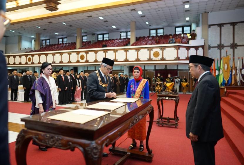 Majelis Wali Amanat (MWA) Universitas Sebelas Maret (UNS) Solo melantik Prof Hartono sebagai rektor UNS masa jabatan 2024-2029 di Auditorium GPH Haryo Mataram, Kamis (8/8/2024). 