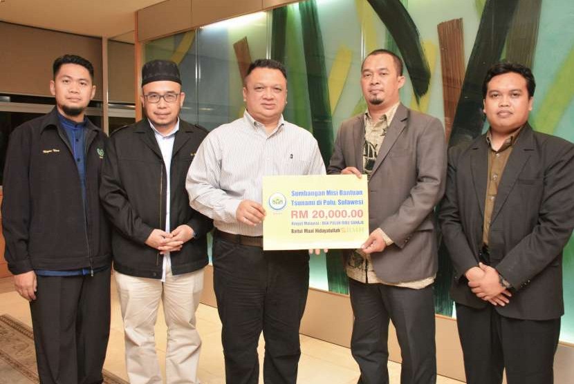 Majlis Agama Islam dan Adat Istiadat Melayu Perlis (MAIPs) menyerahkan bantuan RM 20.000 kepada Laznas BMH untuk disalurkan kepada korban gempa dan tsunami Palu.