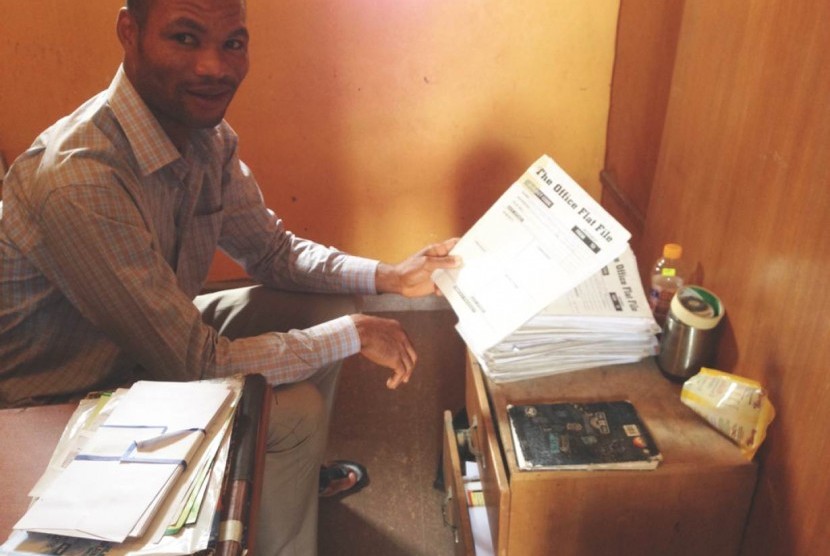 Mak Comblang Ugochukwu Michael di kantornya di Abuja, Nigeria menunjukkan dokumen berisi informasi kliennya yang positif HIV, Rabu, 27 Agustus 2016.