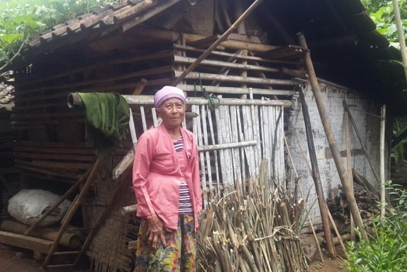 Mak Ikah, warga Sukabumi yang terpaksa menghuni bekas kandang kambing.