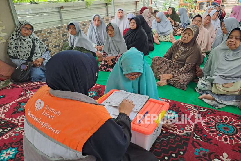 Mak Karci memperoleh bimbingan membaca Alquran dari pengajar dalam program Pesantren Ramadhan Lansia yang diselenggarakan Rumah Zakat. 