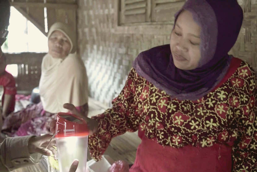 Mak Sunih, salah seorang perempuan istimewa yang mendapatkan bantuan lampu dari Chapter W.