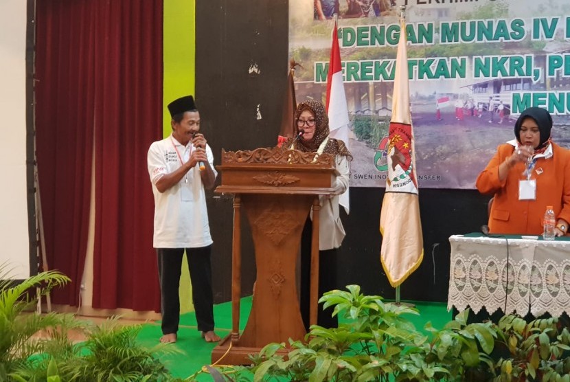 Mak Tutut ketika membuka Musyawarah Nasional IV Persatuan Anak Transmigran RI (PATRI) yang berlangsung di Hotel Desa Wisata, Taman Mini Indonesia Indah, Jakarta.