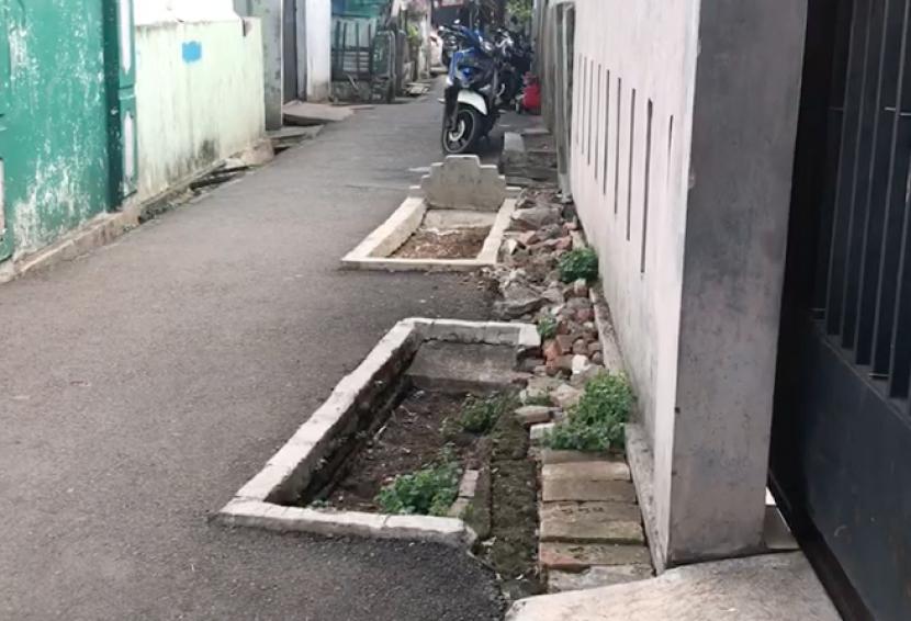 Makam di tengah permukiman warga Jakarta Timur ramai diperbincangkan.