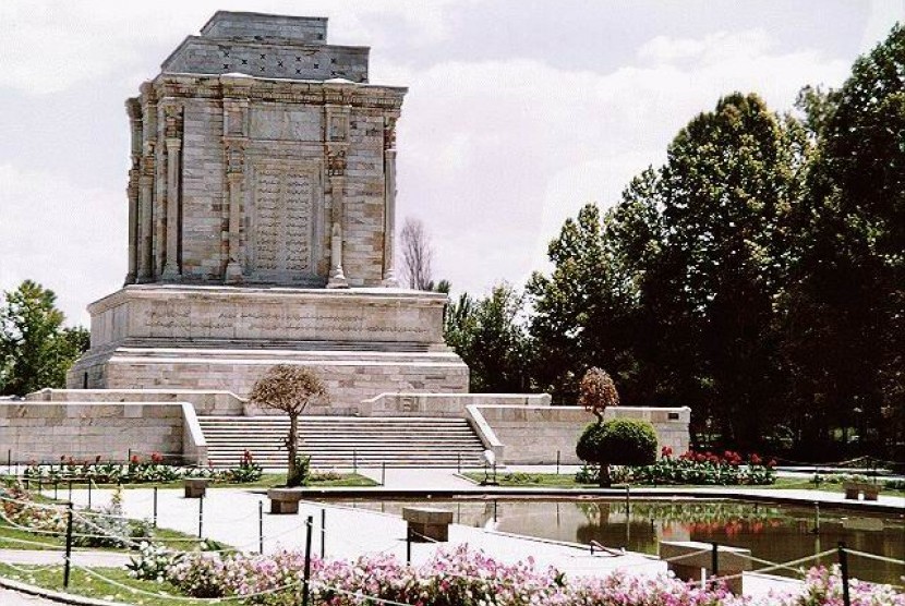 Makam Ferdowsi Tousi, salah satu penyair besar Iran di Kota Tus, Khurasan.