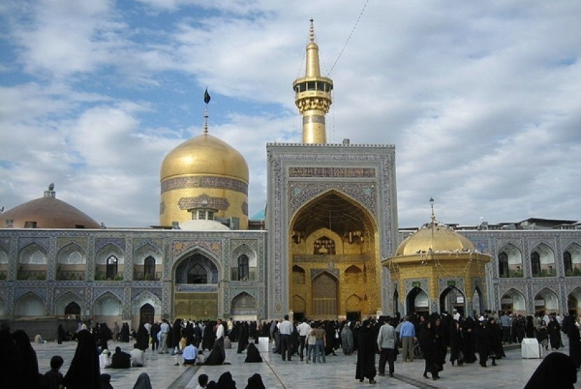 Makam Imam Syiah, Imam Reza, yang banyak dikunjungi peziarah, terletak di Kota Mashad, Ibukota Khurasan.
