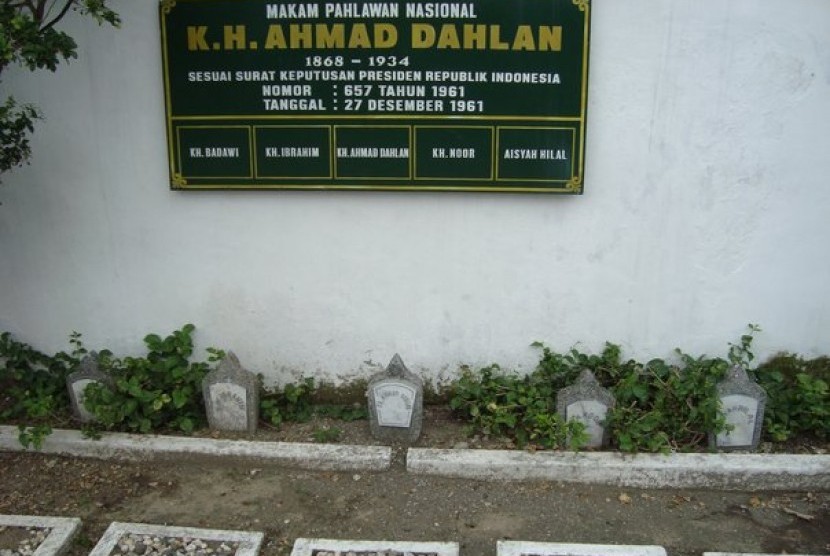 Sejumlah tokoh berlatar belakang Muhammadiyah adalah pahlawan nasional. Foto:   Makam KH Ahmad Dahlan.