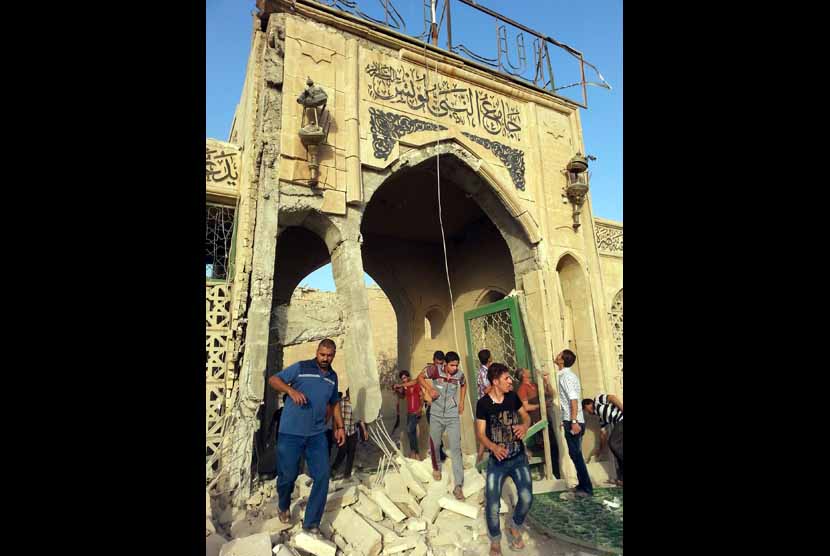 Makam Nabi Yunus di Mosul, Irak utara, hancur akibat serangan gerilyawan ISIS. 