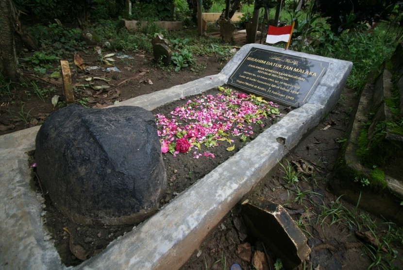 Makam pahlawan nasional Tan Malaka di lereng gunung Wilis, Desa Selopanggung, Kediri, Jawa Timur, Senin (16/1). 