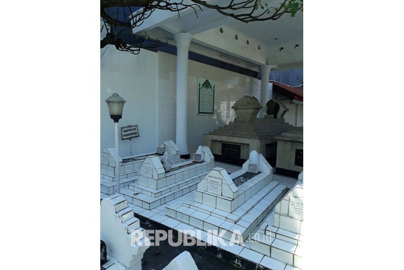 Makam Pangeran Diponegoro bersama istri anak dan laskarnya di Kampung Jawa Makassar Barat. 