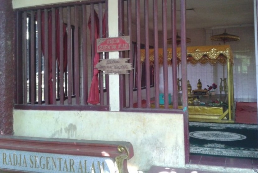 Makam Raja Segentar Alam yang ada di Bukit Siguntang,Palembang