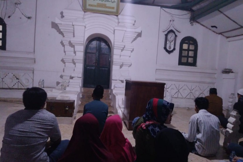 Makam Sultan Maulana Hasanuddin di Kasemen, Kota Serang ramai dikunjungi peziarah dari berbagai daerah. 
