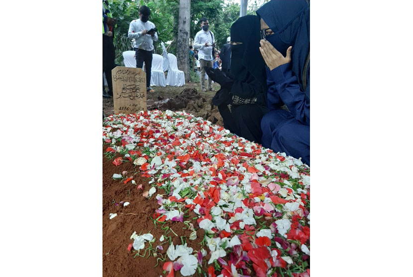 Keluarga Syekh Ali Jaber: Terima Kasih  . Foto: Makam Syekh Ali Jaber di Ponpes Darul Quran, Tangerang, Banten, Kamis (14/1).