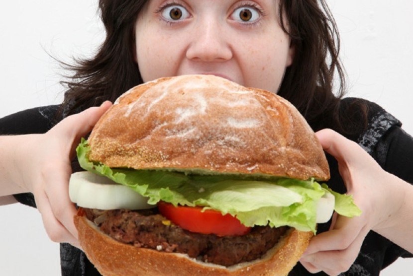 Makan berlebihan karena lapar berat memicu kegemukan