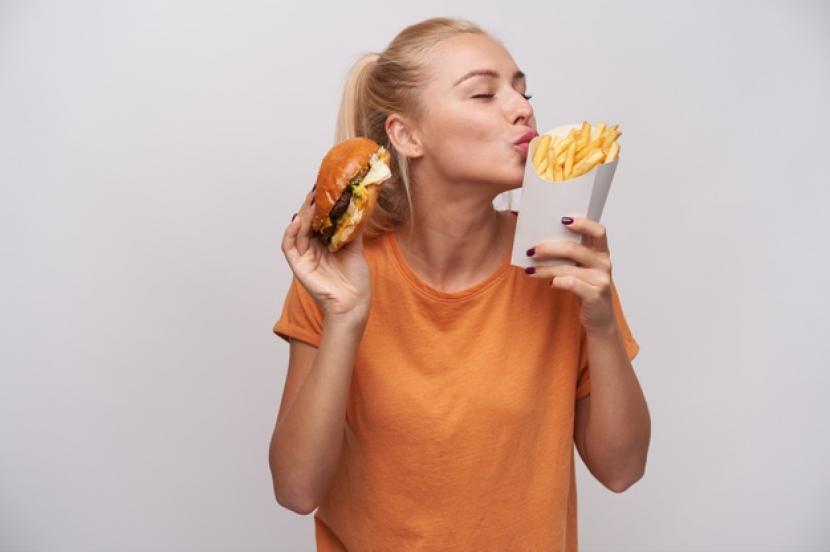 Pola makan buruk di usia muda bisa pengaruhi kadar kolesterol.