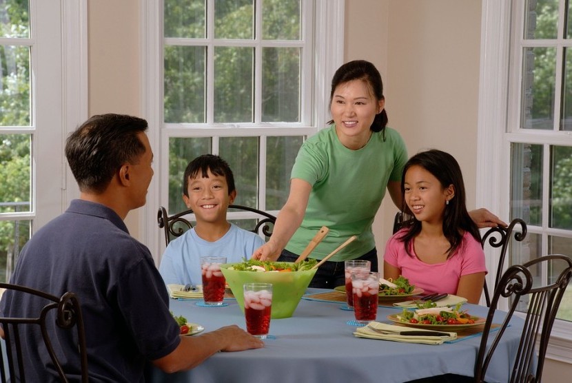 Makan bersama keluarga