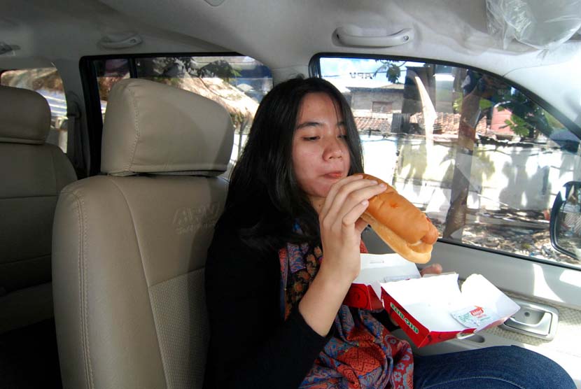 Makan Burger atau Hotdog (ilustrasi).