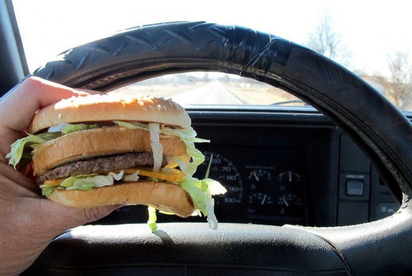 Makan di mobil.