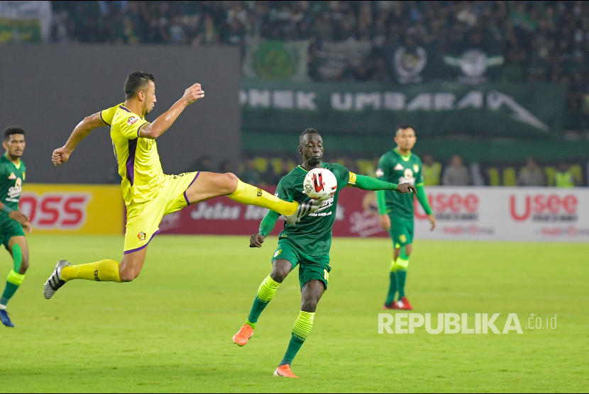 Makan Konate (kanan) Jefferson Alves De Oliveira (kiri) berebut bola pada laga Liga 1 Indonesia di Gelora Bung Tomo, Surabaya, Sabtu (29/2).