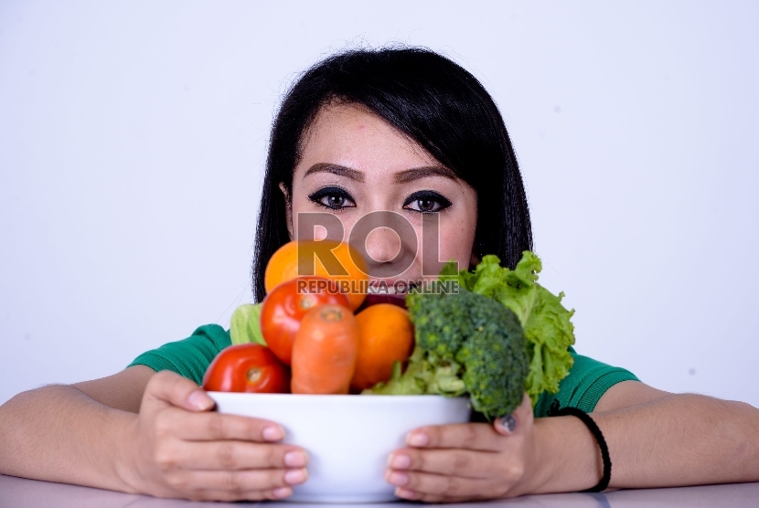 Makan sayur dan buah siang dan malam secara konsisten untuk mengurangi berat badan.