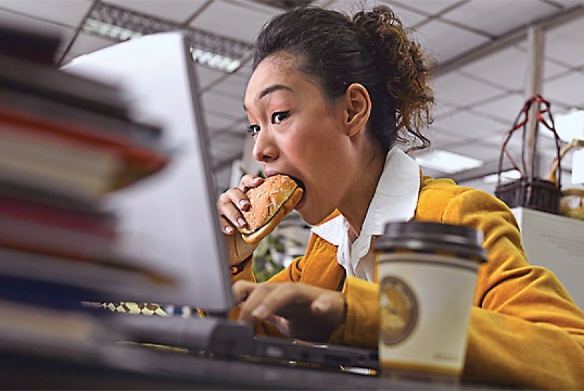 Makan siang di meja kerja