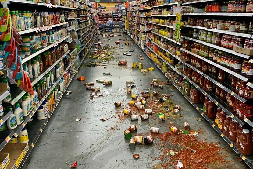 Makanan berjatuhan dari rak di supermarket Walmart akibat gempa di Yucca Yalley, Kalifornia, Jumat (5/7).