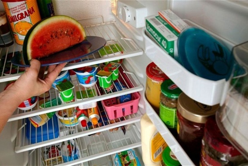 Menyimpan bahan makanan di dalam kulkas (Ilustrasi). Kesegaran bahan makanan lebih terjaga ketika disimpan dengan benar.