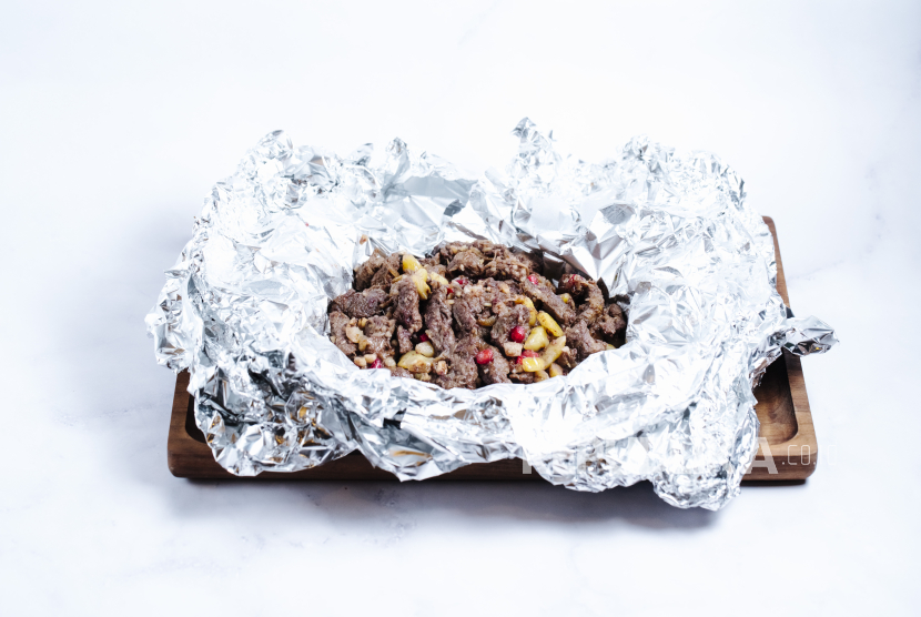 Makanan dibungkus aluminium foil (ilustrasi). Secara umum, memasak dengan aluminium foil bukan sesuatu yang perlu Anda khawatirkan.