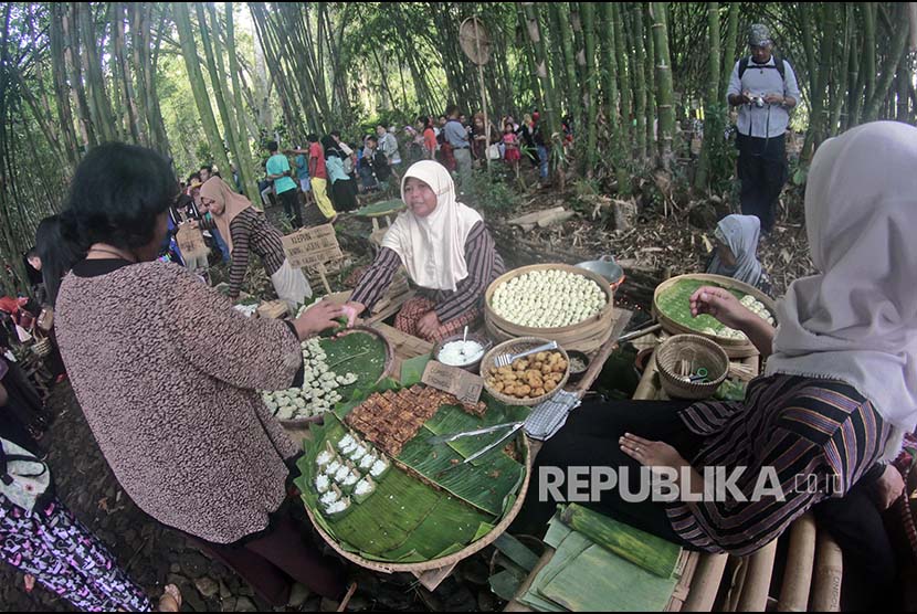Makanan jajanan khas menjadi salah satu incaran wisatawan kuliner di  Pasar Bambu Ngadiprono Temanggung.