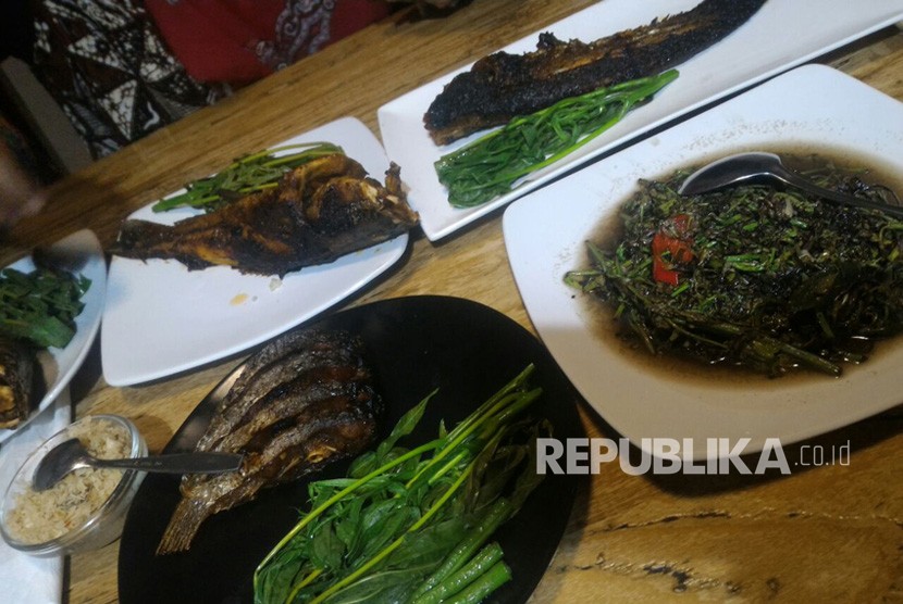 Makanan khas Kalimantan Tengah yakni Kelakai, Ikan Lais Bakar, Ikan Baung Bakar, dan Ikan Patin Bakar di Tjilik Riwut Gallery & Resto.