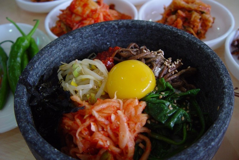 Makanan Korea Bibimbab kini banyak tersaji dengan parutan keju di atasnya.