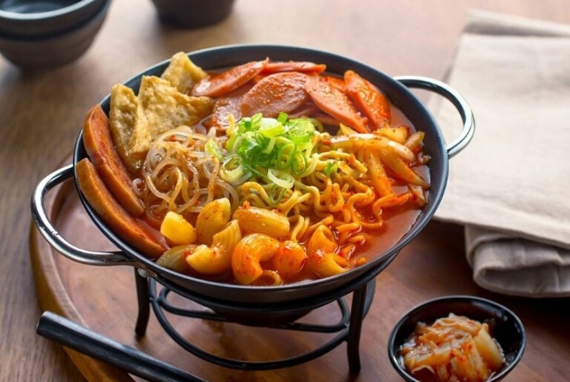 Makanan Korea Budae Jigae (ilustrasi). KCCI dan CJ menghadirkan gochujang halal pertama.