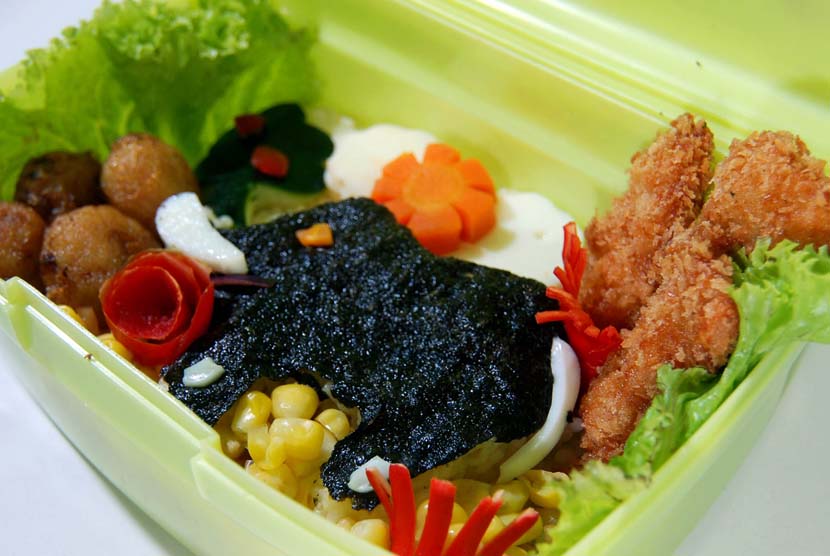 Makan makanan bergizi penting untuk anak sebelum memulai PTM ke sekolah. (ilustrasi).