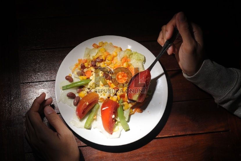 Berdasarkan studi terbaru dari Aarhus University di Denmark, musik yang didengarkan saat waktu makan, bisa mempengaruhi jenis makanan yang dikonsumsi. (ilustrasi)
