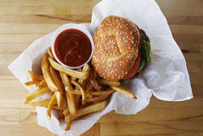 Makanan siap saji seperti burger dan kentang goreng merupakan salah satu contoh makanan berkalori tinggi.