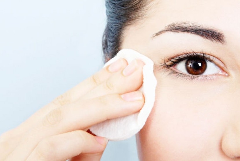 Banyak yang berpikir riasan 'no-makeup makeup' tidak menyebabkan kerusakan kulit.